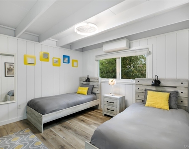54 Thompson Avenue - Photo Thumbnail 10