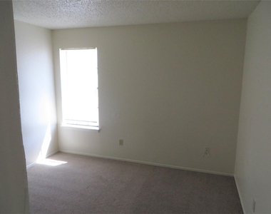 2217 Katy Ln - Photo Thumbnail 6