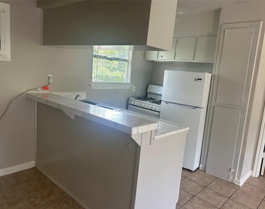 8232 Glenview Drive - Photo Thumbnail 4