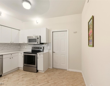 636 Windsor Square - Photo Thumbnail 7