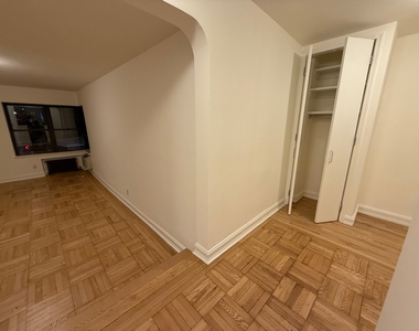 East 46th Street - Photo Thumbnail 4