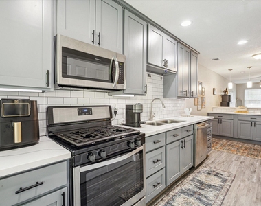 3808 Cochran Street - Photo Thumbnail 6