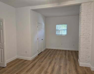 403 Avenue J Se - Photo Thumbnail 3