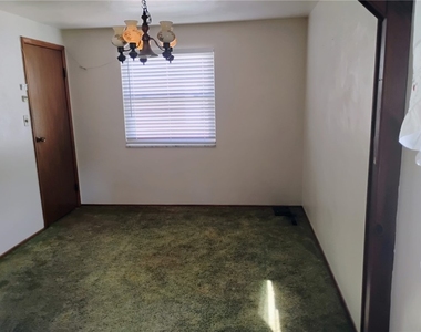 227 Parklane Dr - Photo Thumbnail 3