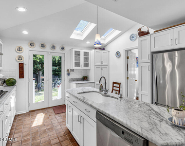 600 St Clair Avenue - Photo Thumbnail 9