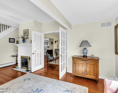 600 St Clair Avenue - Photo Thumbnail 3