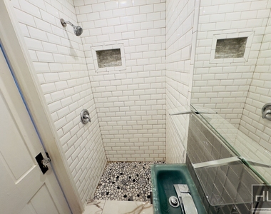 284 Halsey Street - Photo Thumbnail 3