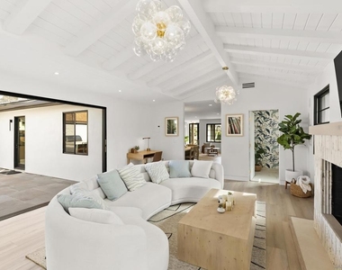 952 Pacific Beach Dr - Photo Thumbnail 5