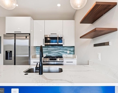 1102 Staples Street Ne - Photo Thumbnail 2