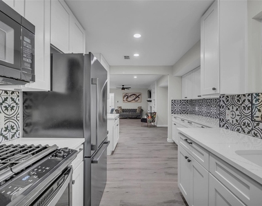 3400 Laguna Dr - Photo Thumbnail 9