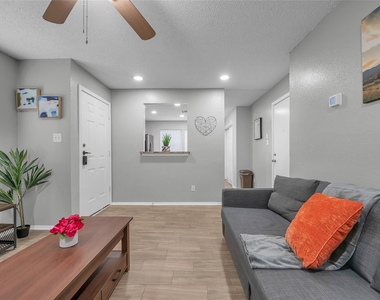 1507 Hollow Tree Blvd - Photo Thumbnail 7