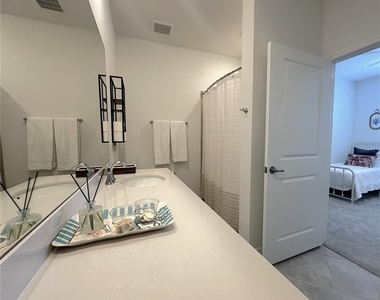 14201 Heritage Landing Boulevard - Photo Thumbnail 16