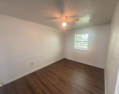 612 Luxton Street - Photo Thumbnail 4
