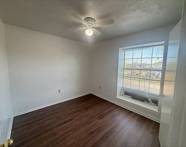 612 Luxton Street - Photo Thumbnail 3
