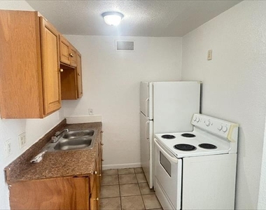612 Luxton Street - Photo Thumbnail 2