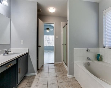 1305 Greenbriar Lane - Photo Thumbnail 10
