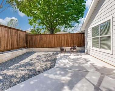 1305 Greenbriar Lane - Photo Thumbnail 18