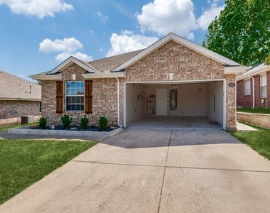 1305 Greenbriar Lane - Photo Thumbnail 19