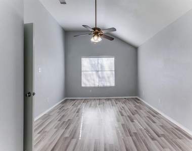 1305 Greenbriar Lane - Photo Thumbnail 9