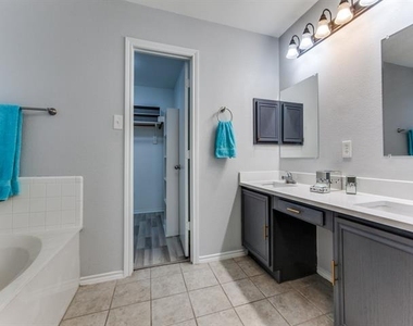 1305 Greenbriar Lane - Photo Thumbnail 11