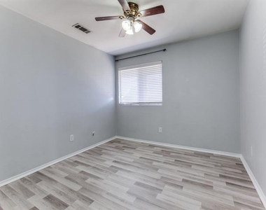 1305 Greenbriar Lane - Photo Thumbnail 7