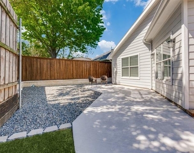 1305 Greenbriar Lane - Photo Thumbnail 17
