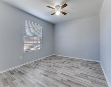1305 Greenbriar Lane - Photo Thumbnail 13