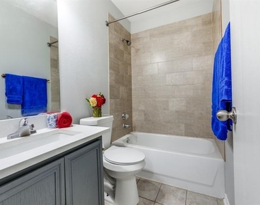 1305 Greenbriar Lane - Photo Thumbnail 6