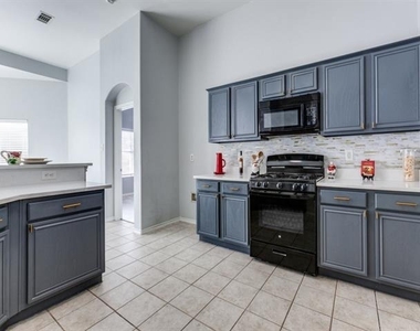 1305 Greenbriar Lane - Photo Thumbnail 4