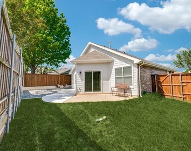 1305 Greenbriar Lane - Photo Thumbnail 16