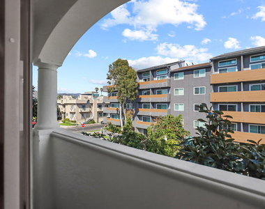 107 S Sweetzer Avenue - Photo Thumbnail 5