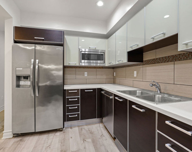 107 S Sweetzer Avenue - Photo Thumbnail 2