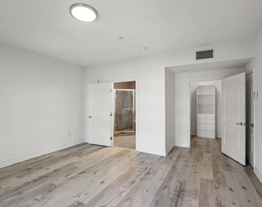 107 S Sweetzer Avenue - Photo Thumbnail 7