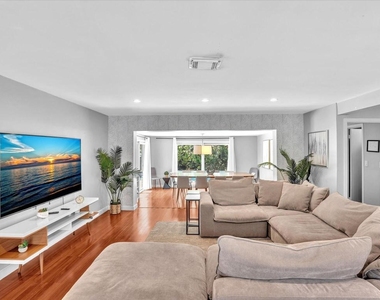 1786 Ne 21st Street - Photo Thumbnail 2