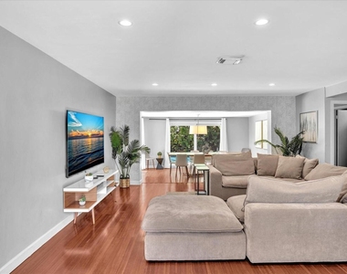 1786 Ne 21st Street - Photo Thumbnail 3
