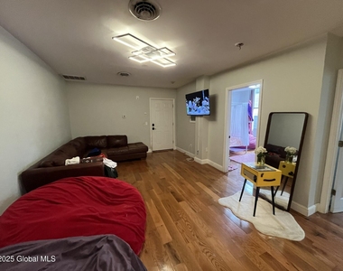 37 Maiden Lane - Photo Thumbnail 11