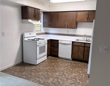 3237 Abbeywood Drive - Photo Thumbnail 4