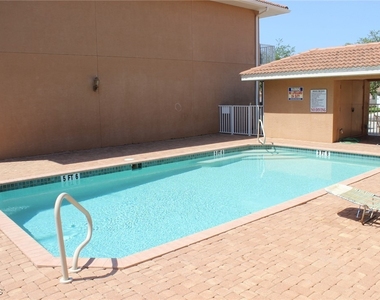 607 Se 13th Place - Photo Thumbnail 2