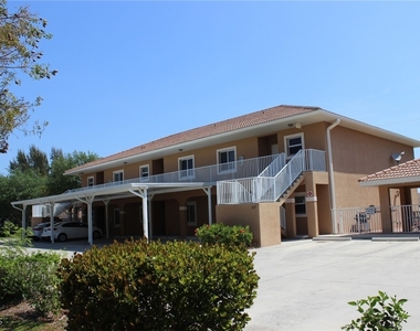 607 Se 13th Place - Photo Thumbnail 1