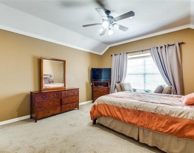 8730 Manhattan Avenue - Photo Thumbnail 5