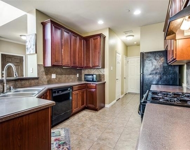 8730 Manhattan Avenue - Photo Thumbnail 4