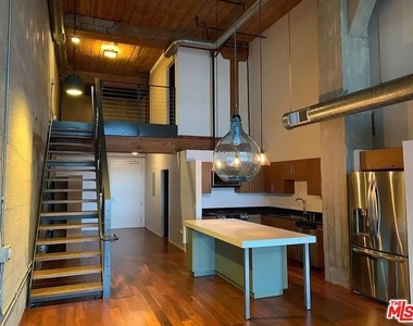 530 S Hewitt Street - Photo Thumbnail 3