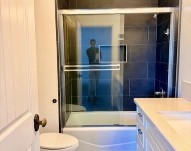 917 N Sierra Bonita Avenue - Photo Thumbnail 7