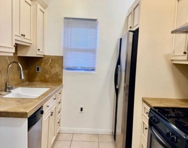 917 N Sierra Bonita Avenue - Photo Thumbnail 3