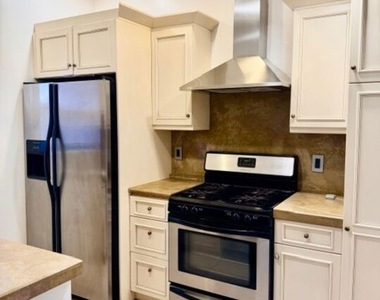 917 N Sierra Bonita Avenue - Photo Thumbnail 2
