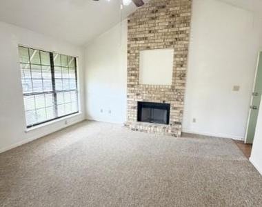 728 W San Antonio St - Photo Thumbnail 1