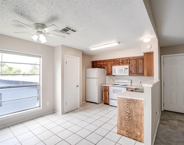 8419 Riverstone Dr - Photo Thumbnail 5