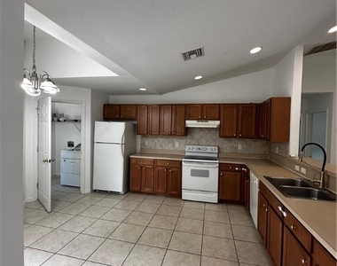 301 E 12th Street - Photo Thumbnail 4
