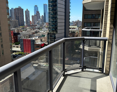 West 48th Street - Photo Thumbnail 6
