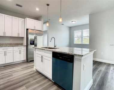 15504 Greenwood Avenue - Photo Thumbnail 4